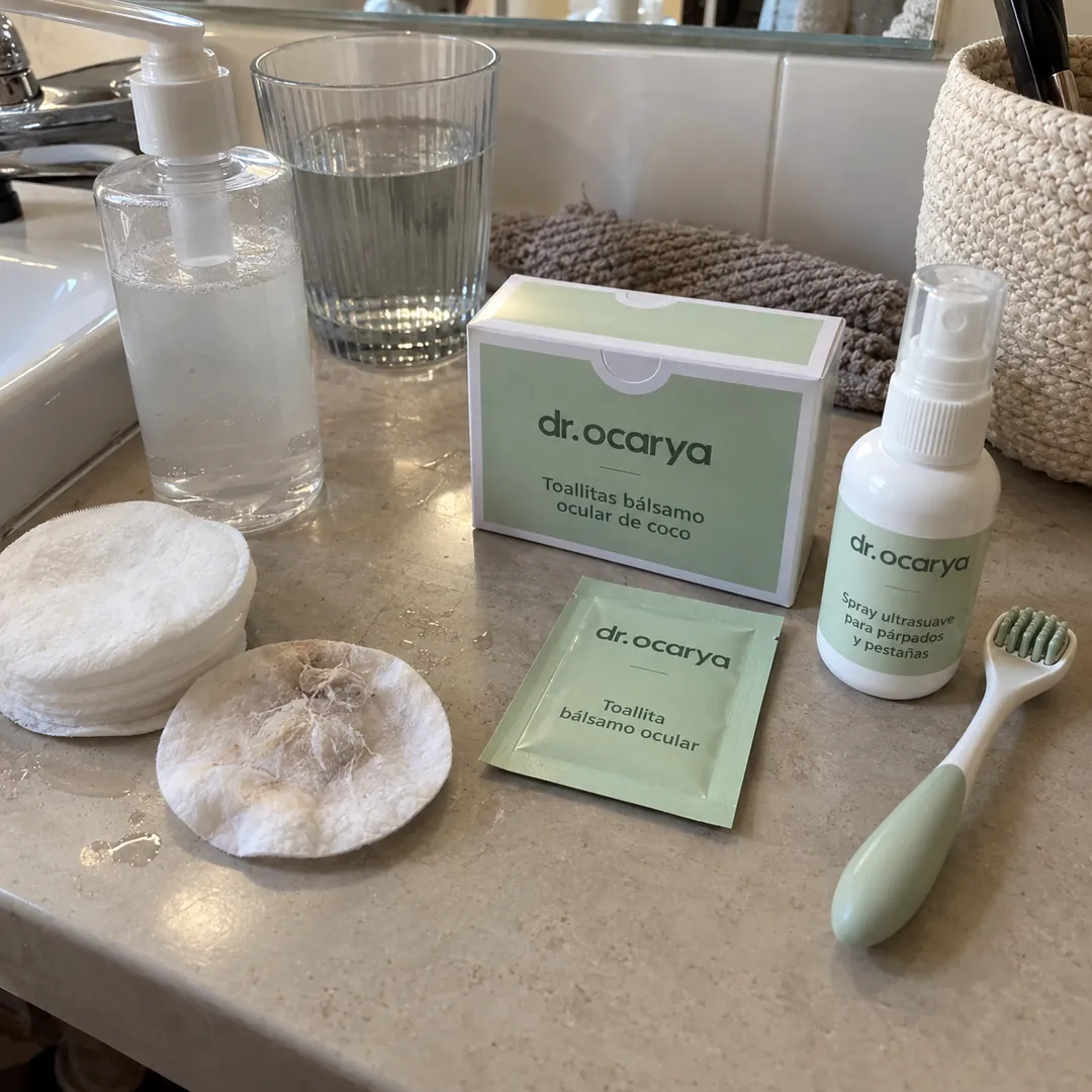 Agua, algodón y desmaquillante junto al kit de higiene ocular